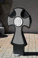 Памятник (крест гранитный)